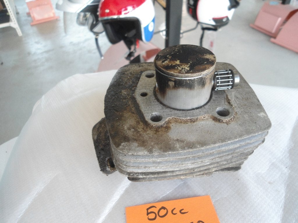 Honda wallaroo / Peugeot Fox : cilinder Airsal 49cc, Fietsen en Brommers, Ophalen, Zo goed als nieuw, Cilinder, Honda wallaroo peugeot fox