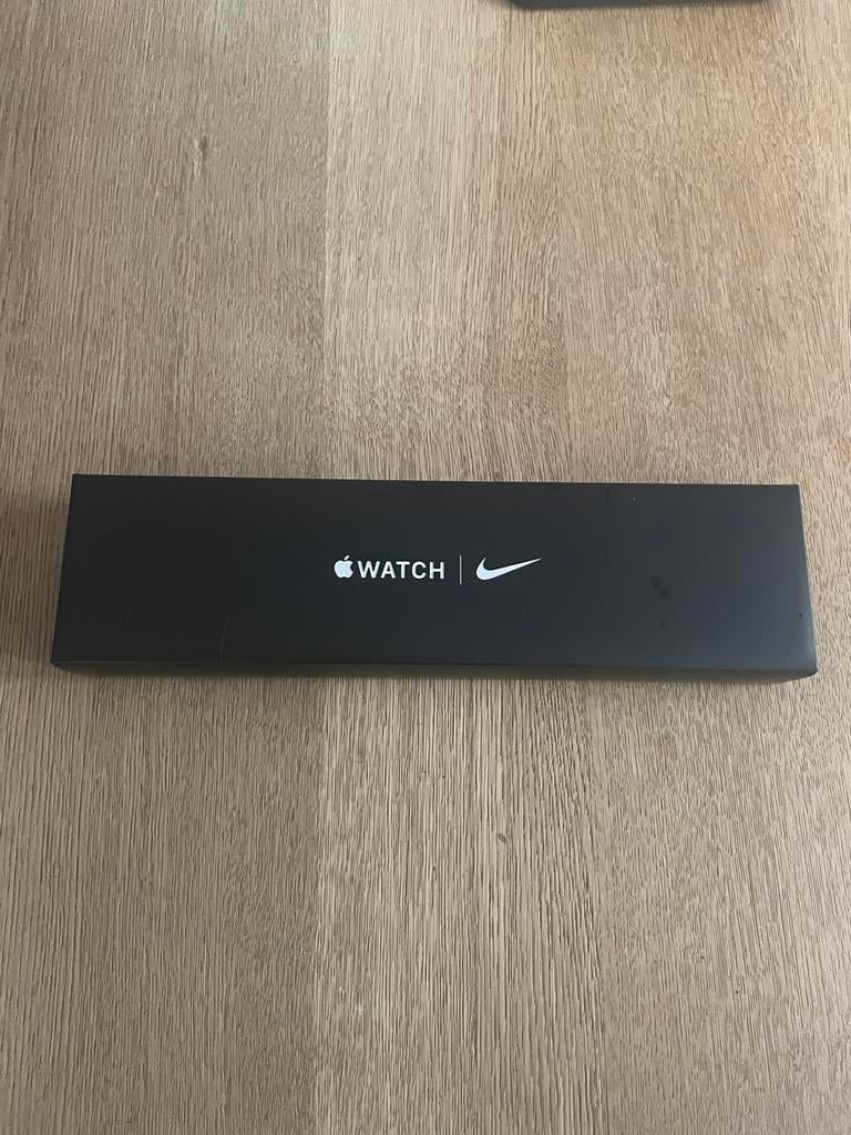 Apple watch 7 special edition Nike cellular, Handtassen en Accessoires, Smartwatches, Ophalen, Gebruikt