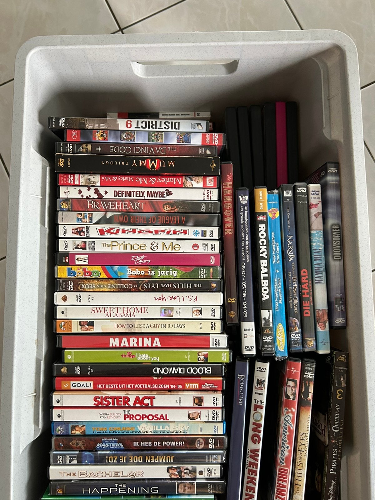 Bak met een 100tal dvd’s, Ophalen, Zo goed als nieuw