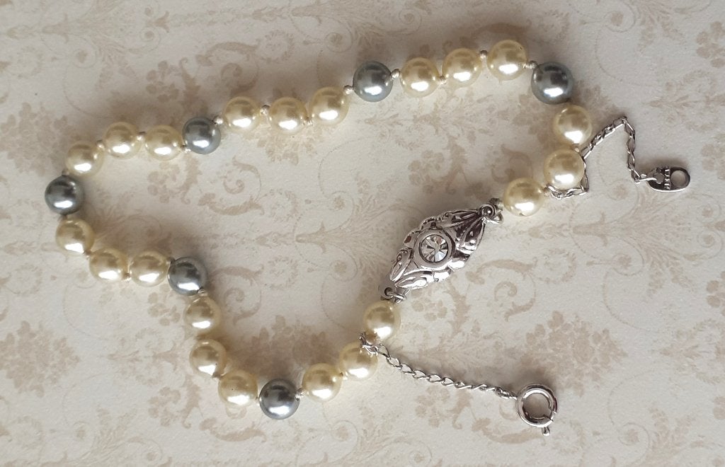 parelarmband witte en grijze parels met dubbel slotje, Ophalen of Verzenden, Nieuw, Wit, Met strass
