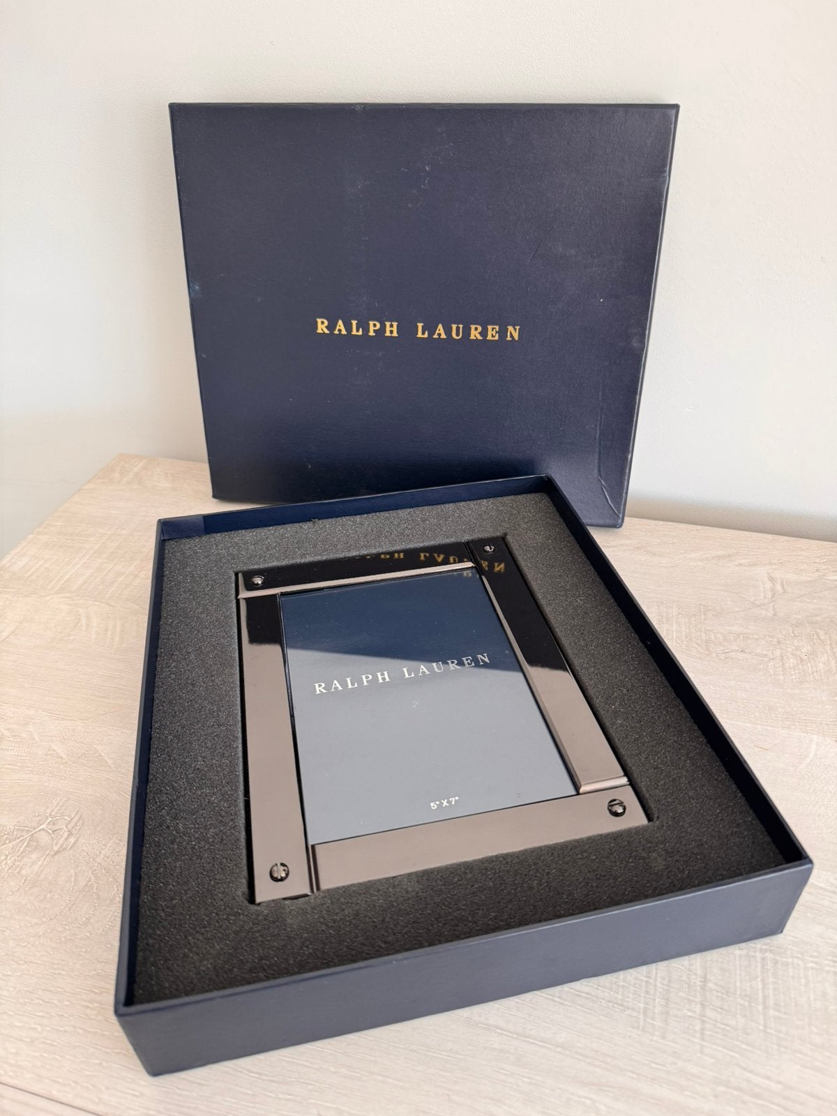 Nieuw Originele fotolijst van Ralph Lauren in metaal, Audio, Tv en Foto, Fotografie | Fotolijsten, Ophalen, Metaal, Grijs, Standaard fotolijst