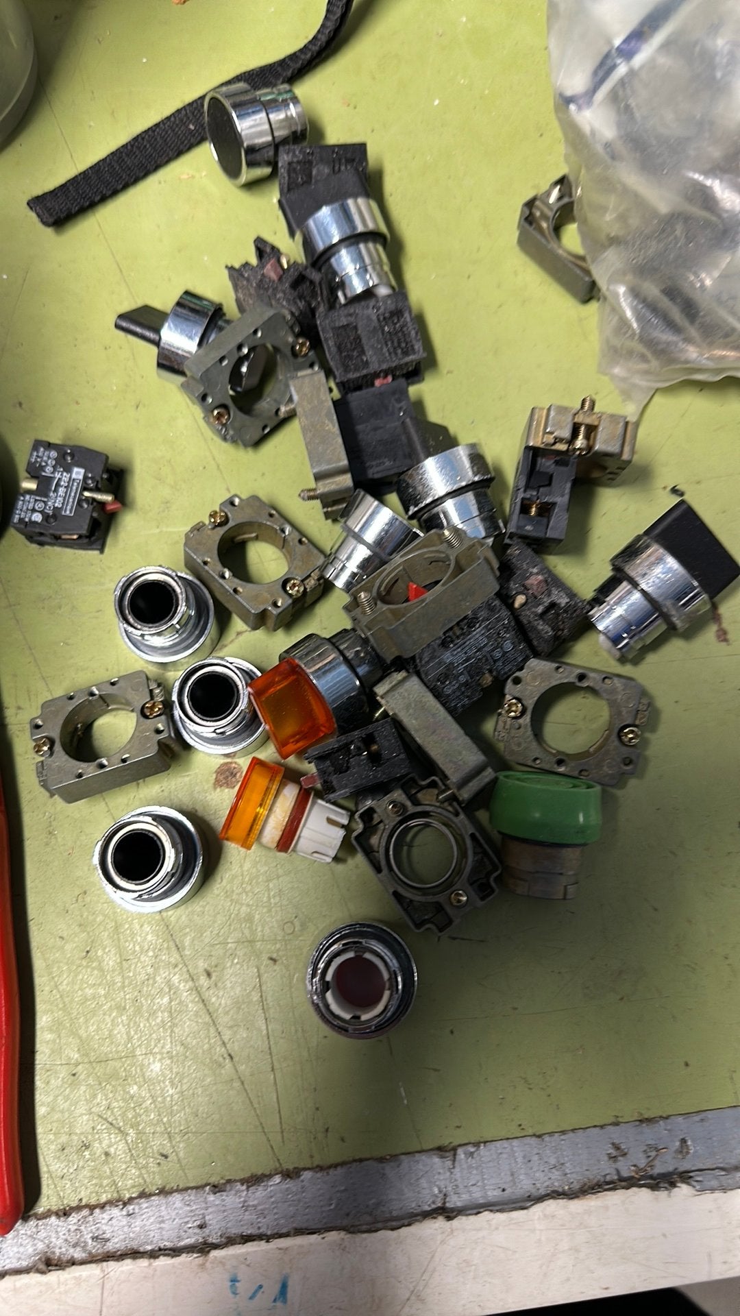 Boutons et contacts télémécaniques, Enlèvement, Comme neuf