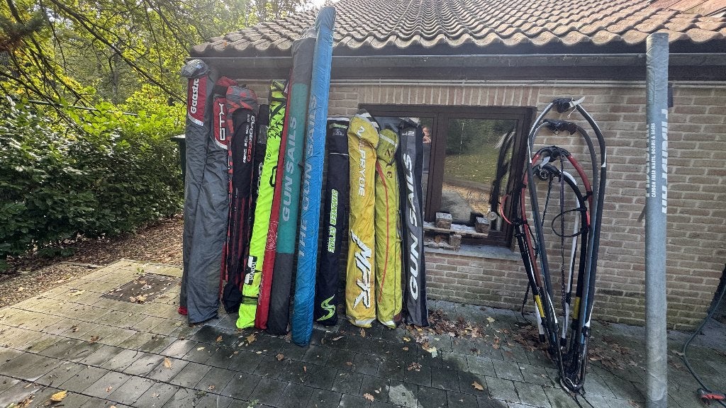 ÉNORME LOT WINDSURF COMPLET — 9 Voiles, 5 Mâts SDM, 5 Wish, Sports nautiques & Bateaux, Enlèvement, Utilisé, Autres marques, Ensemble complet