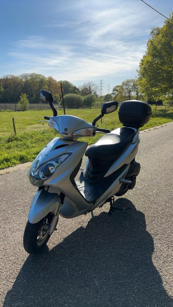 Sym 125cc, Fietsen en Brommers, Scooters | Yamaha, Ophalen, Overige modellen, 125 cc, Zo goed als nieuw