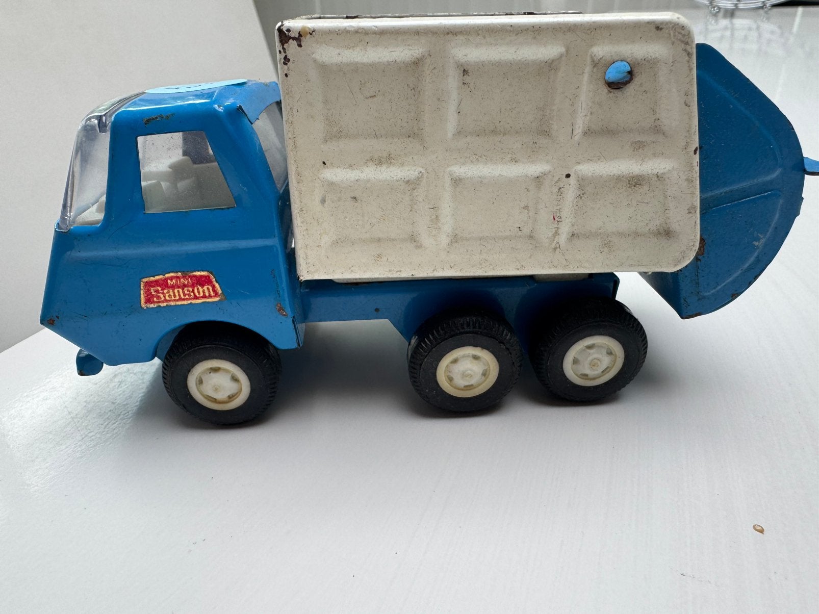 Oude ijzeren vuilniswagen, Ophalen, Gebruikt