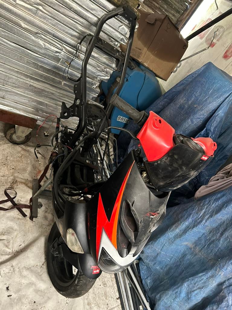 Brommer Aprillia SR50 in onderdelen, Fietsen en Brommers, Ophalen of Verzenden, Zo goed als nieuw