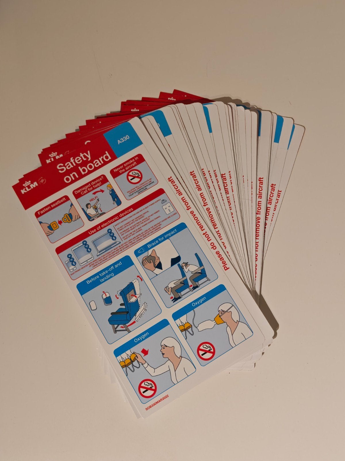 Lot van 30x Originele KLM Airbus A330 Safety Cards, Verzamelen, Ophalen of Verzenden, Nieuw, Kaart, Foto of Prent