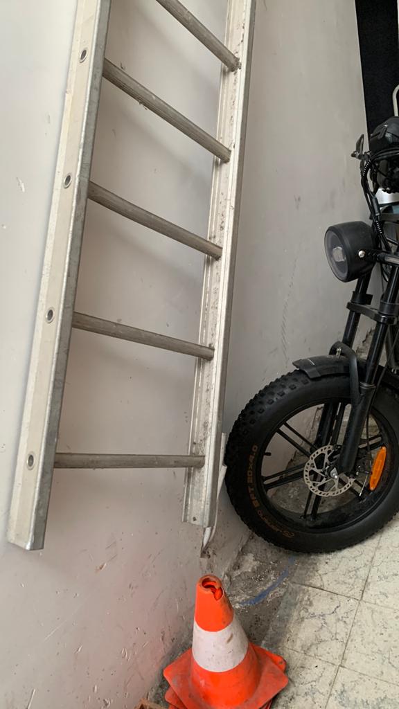 Échelle aluminium de 4,50 M équiper pour accroche toiture, Bricolage & Construction, Enlèvement ou Envoi, Comme neuf, Échelle
