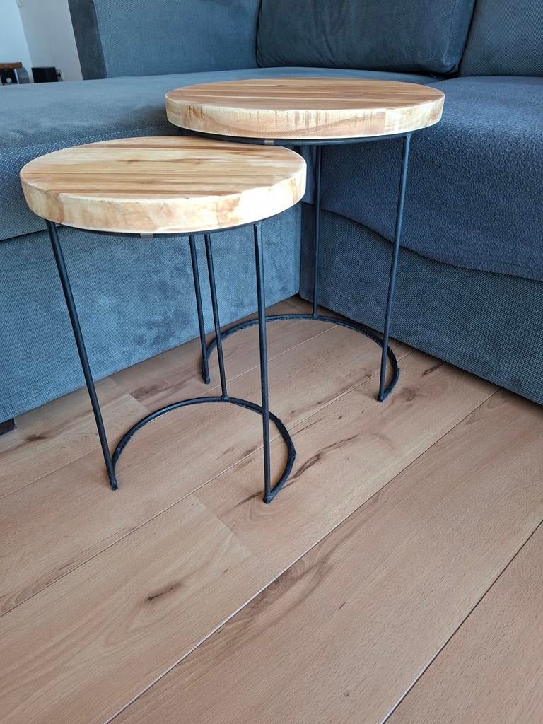 Twee bijzettafeltjes # houten blad # stalen onderstel, Ophalen