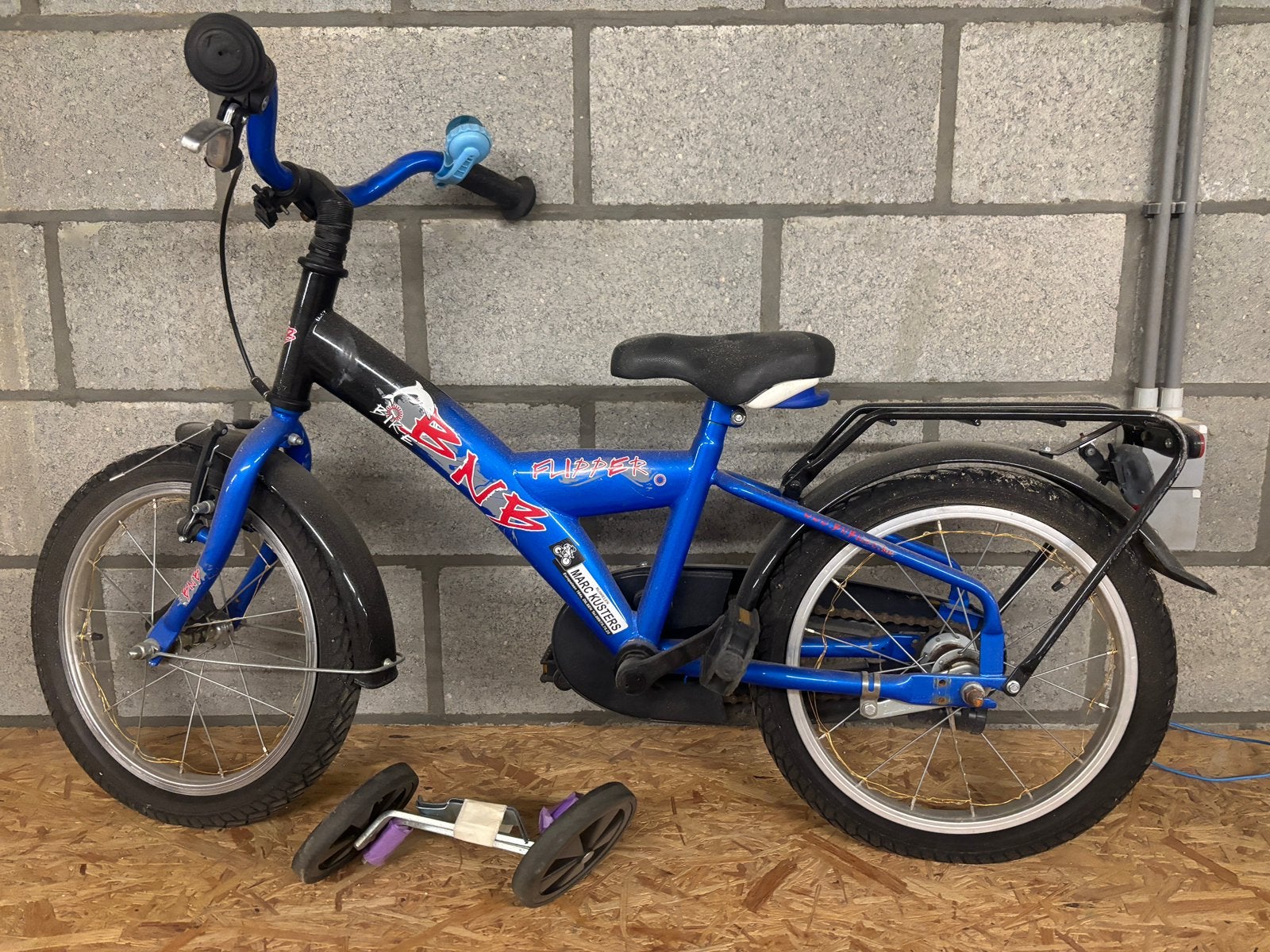 Jongensfiets met zijwielen, Ophalen, Zo goed als nieuw, Zijwieltjes