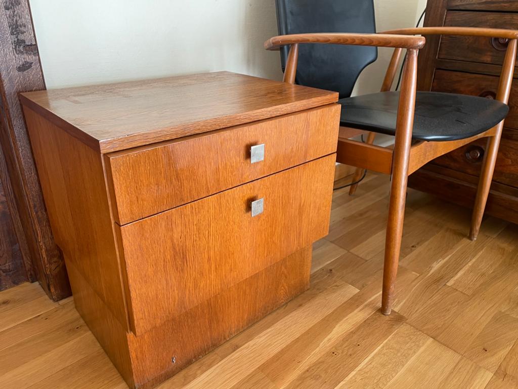 Vintage bijzetkastje met lade en klapdeur Mid Century, Huis en Inrichting, Slaapkamer | Nachtkastjes, Ophalen, Zo goed als nieuw