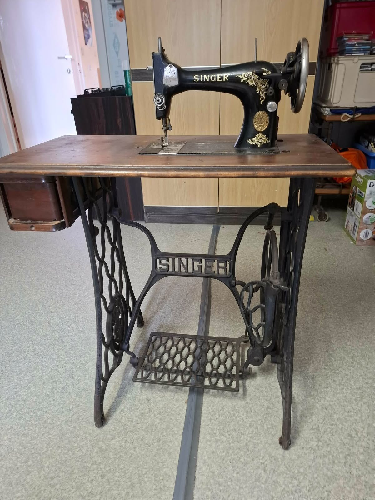 Ancienne machine à coudre Singer avec meuble et pédalier, Antiquités & Art, Antiquités | Machines à coudre, Enlèvement
