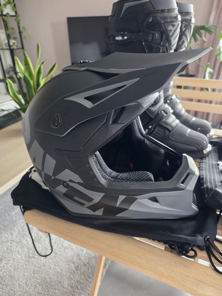 Casque, bottes et pantalons Raven, portés une seule fois, Motos, Autres marques, Enlèvement ou Envoi, Autres types, Neuf, sans ticket