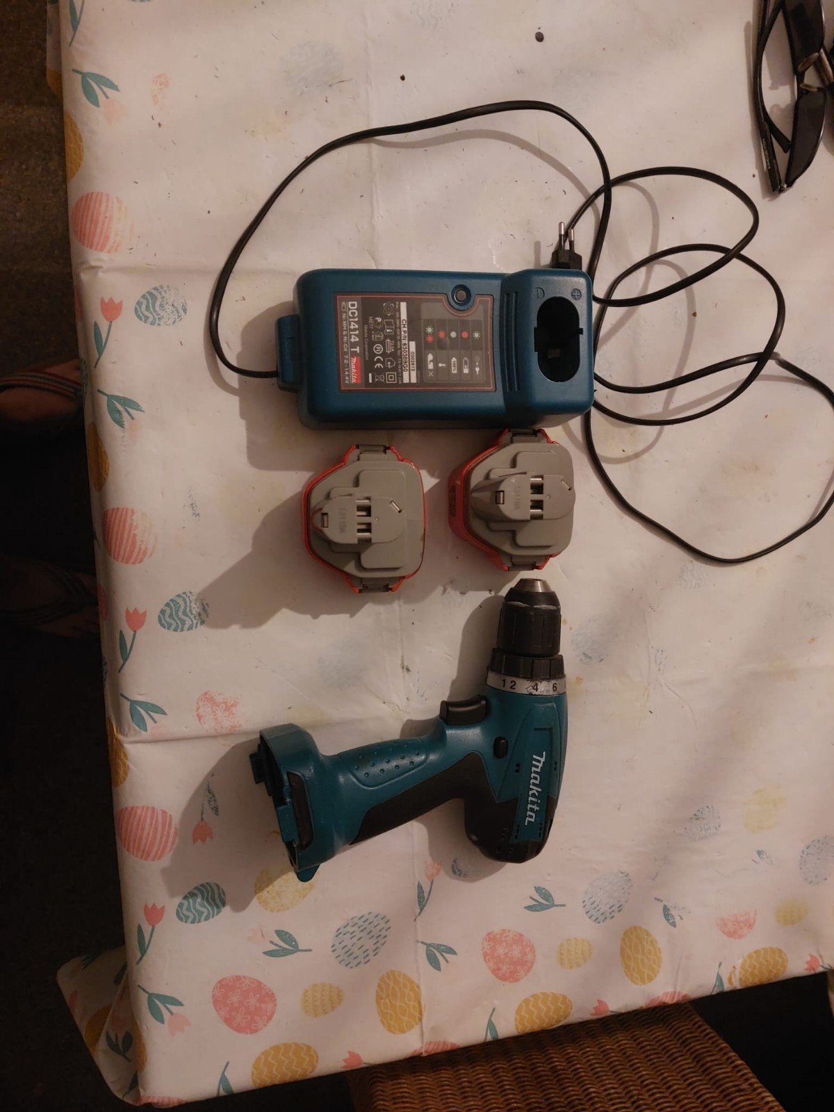Makita schroefmachine 12v met 2 batterijen en oplader, Ophalen, Zo goed als nieuw, Boor- en Schroefmachine, Variabele snelheid