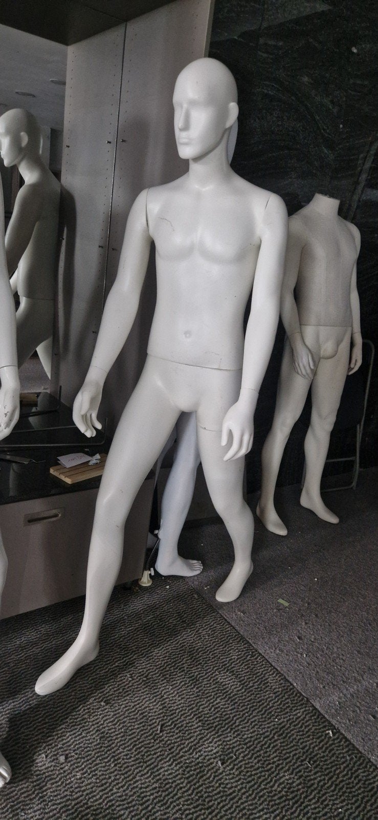 mannequin homme, Enlèvement