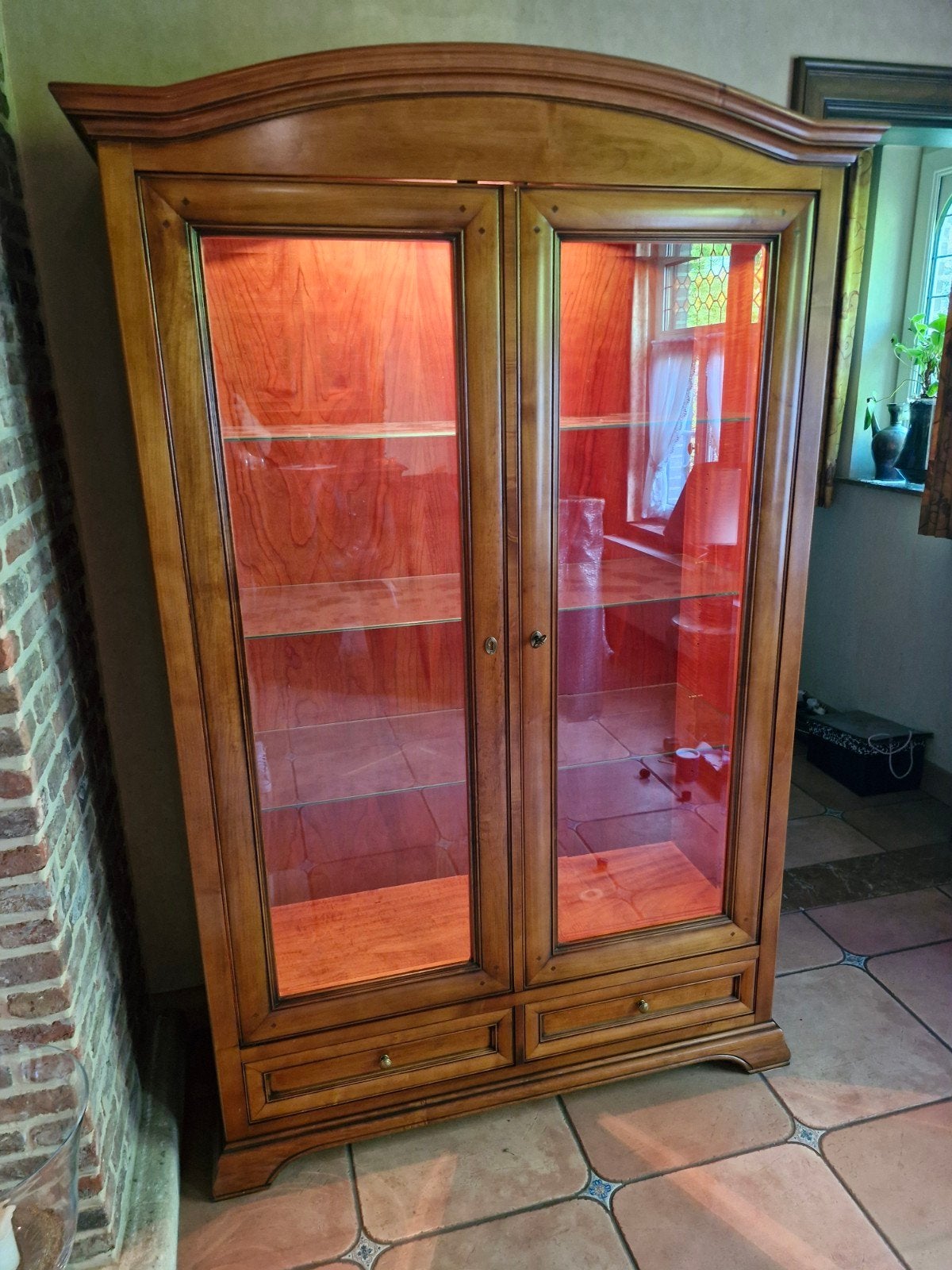 glazen vitrinekast wortelfineer hout, verlicht, Huis en Inrichting, Kasten | Vitrinekasten, Ophalen