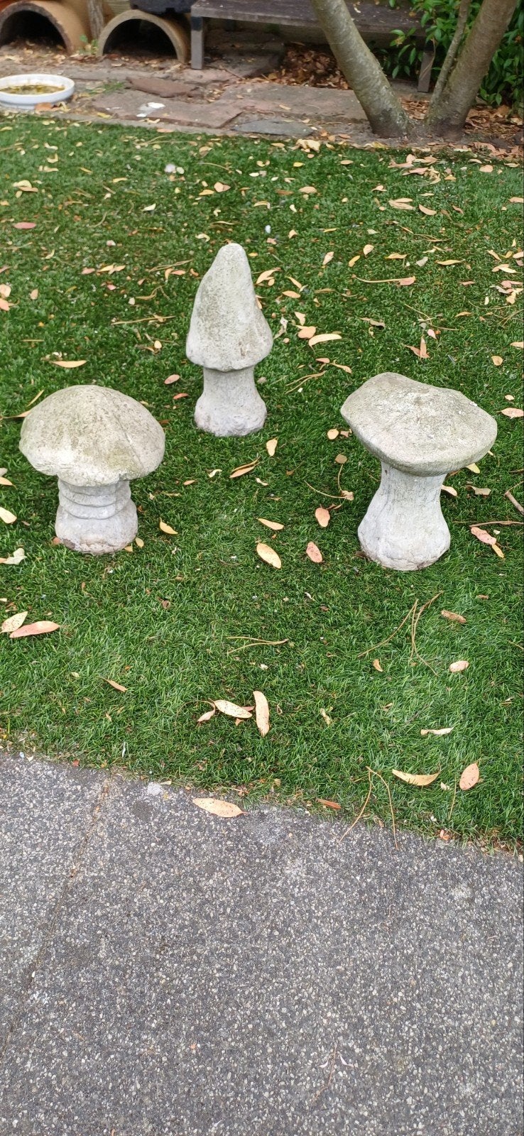 Stenen paddestoelen  1x 32 cm hoog, 2x 23 cm hoog, Ophalen