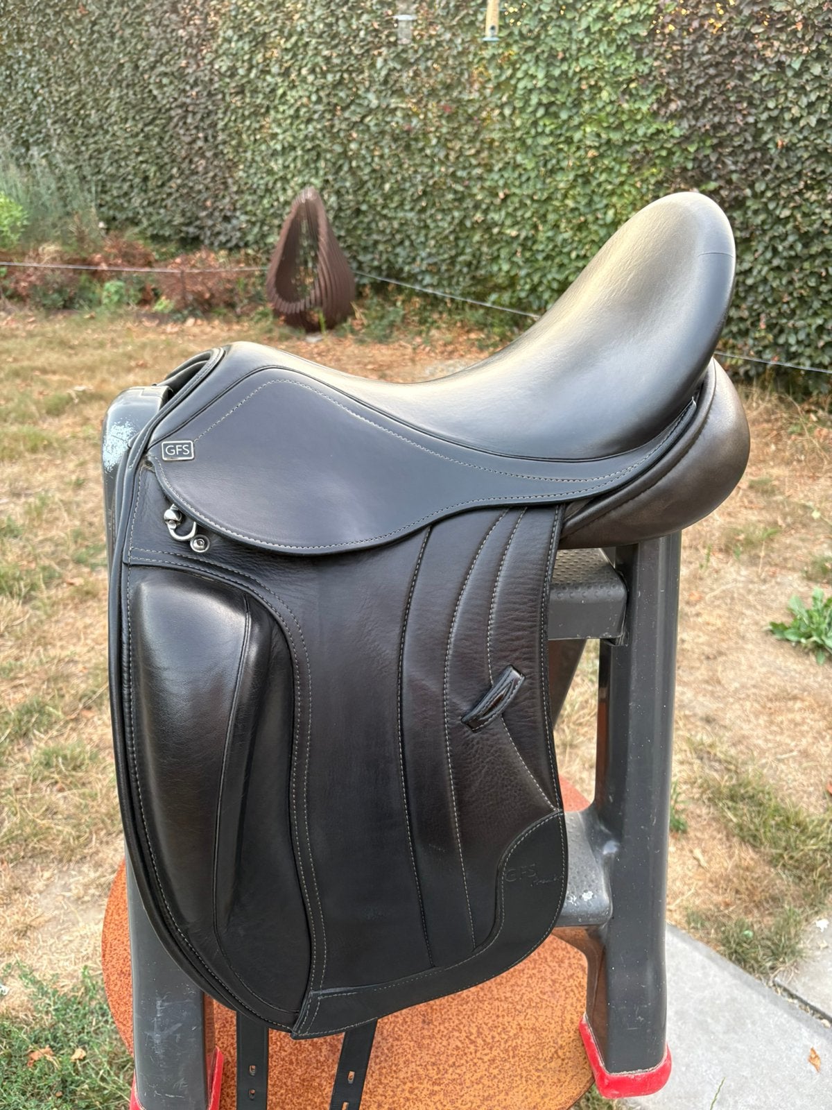 Mooi dressuur zadel!, Animaux & Accessoires, Chevaux & Poneys | Selles, Siège semi-creux, L (17.5 pouces), Comme neuf, Enlèvement
