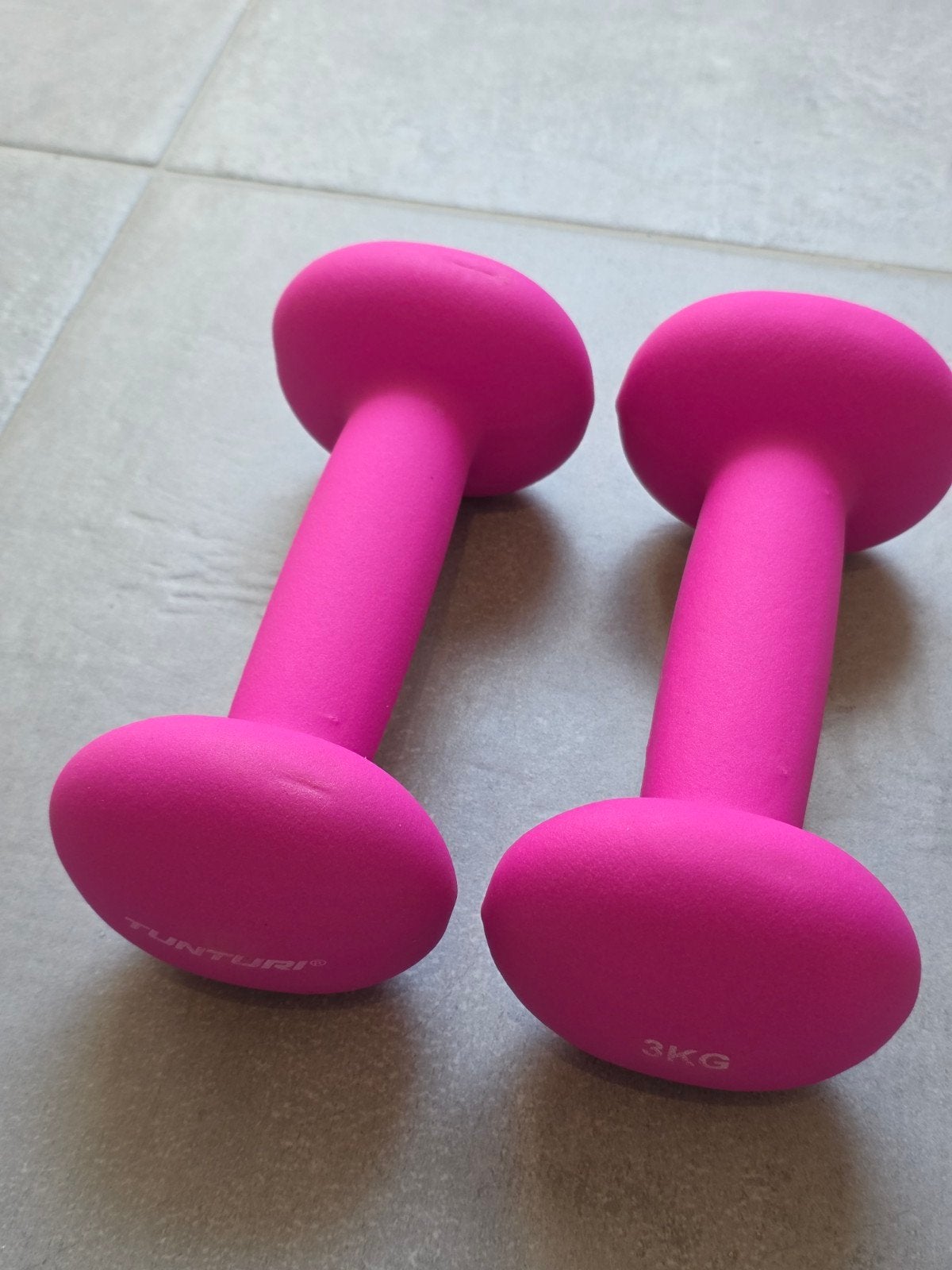 NEUF TUNTURI 2x3 kg Haltères Néoprène Violet, Sports & Fitness, Équipement de fitness, Enlèvement ou Envoi, Neuf, Bras, Haltère