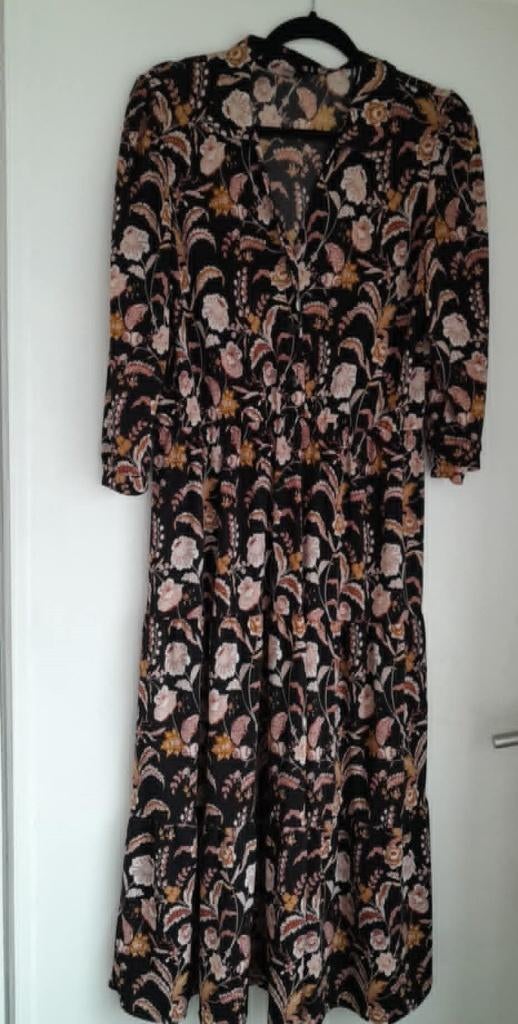 Jurk Lola & Liza bloemen, Maat 38/40 (M), Zwart, Zo goed als nieuw, Onder de knie