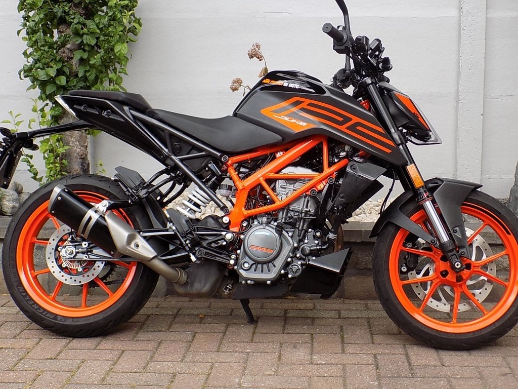 KTM DUKE model 21 als nieuw 8600km, Motoren, 125 cc, 11 kW of minder, 1 cilinder, Naked bike