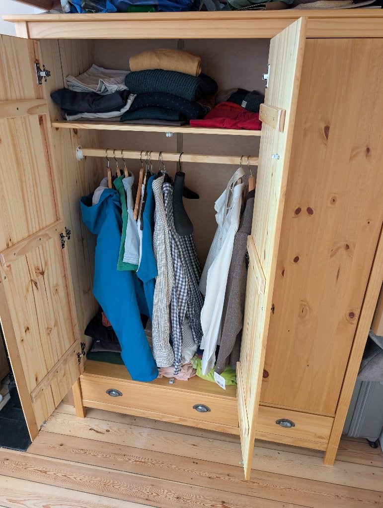 Armoire 3 portes (170 cm de haut), Comme neuf, 100 à 150 cm, Avec tablette(s), Pin