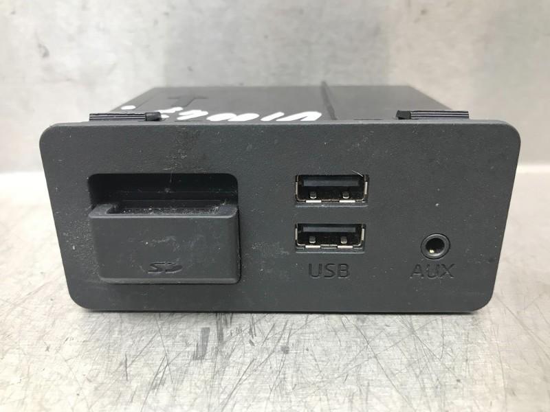 AUX/USB POORT Mazda 2 (DJ / DL) (|D09H669U0|), Hitdorfer Straße 73
51371  Leverkusen, DE, Gebruikt, Mazda, Info@mazda.de