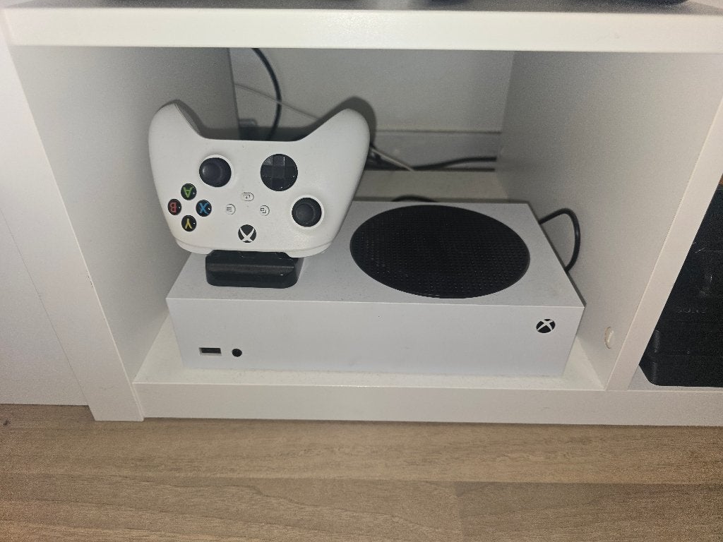 Xbox series s plus controller en controller stand, Consoles de jeu & Jeux vidéo, Consoles de jeu | Xbox Series X & S, Enlèvement ou Envoi