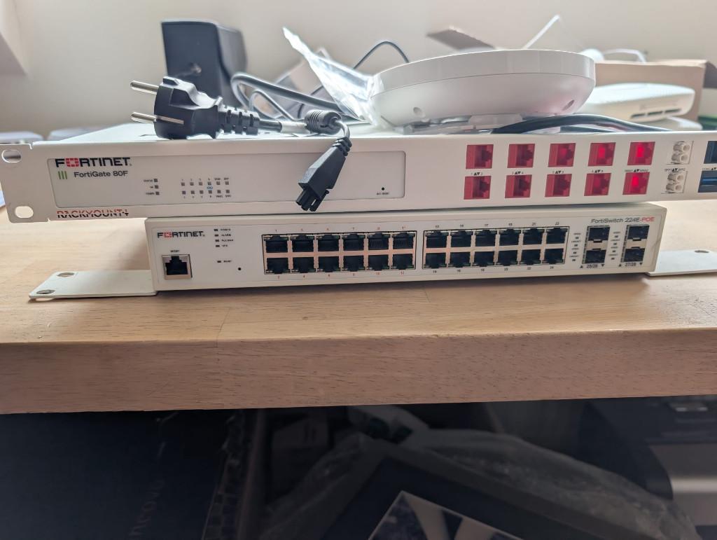 Fortigate 80F, Computers en Software, Ophalen, Zo goed als nieuw, Router, Fortinet - Fortigate
