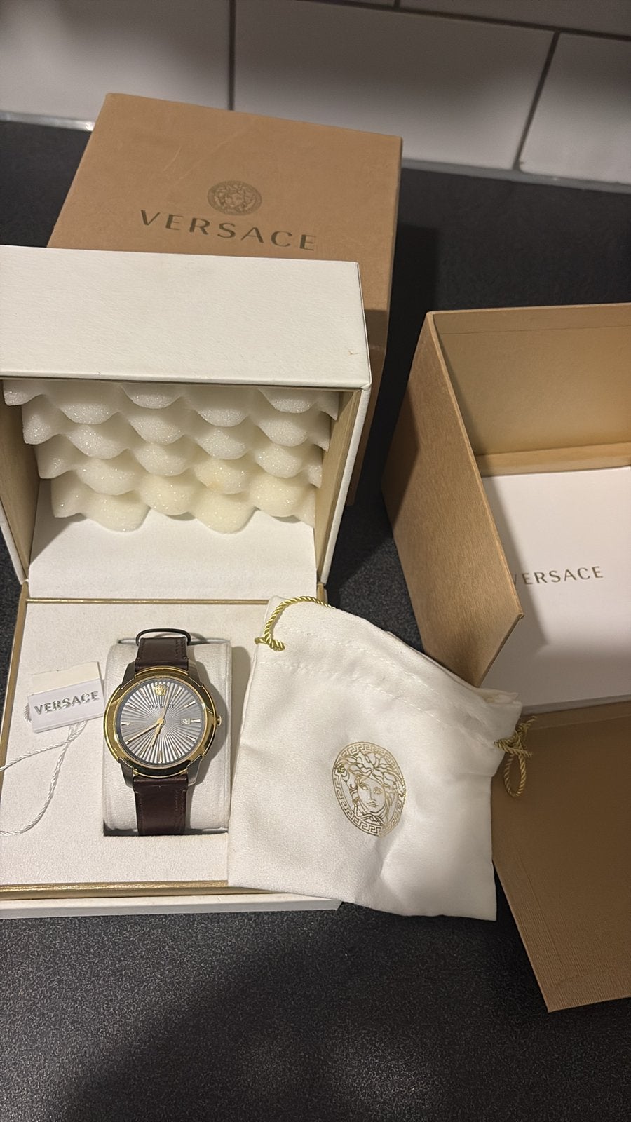 Versace heren horloge, Bijoux, Sacs & Beauté, Neuf, Autres marques, Enlèvement ou Envoi, Cuir