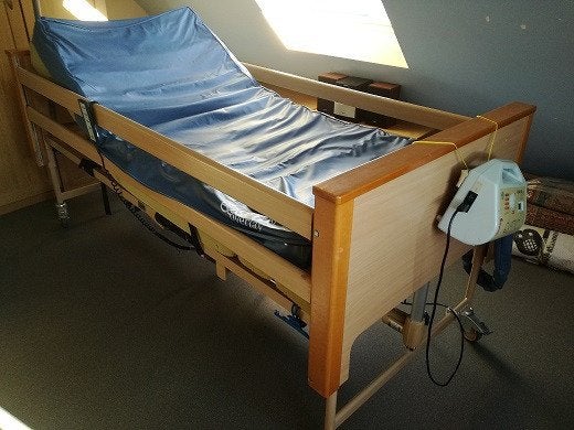 lit médicalisé avec matelas anti-escarre, Enlèvement, Utilisé