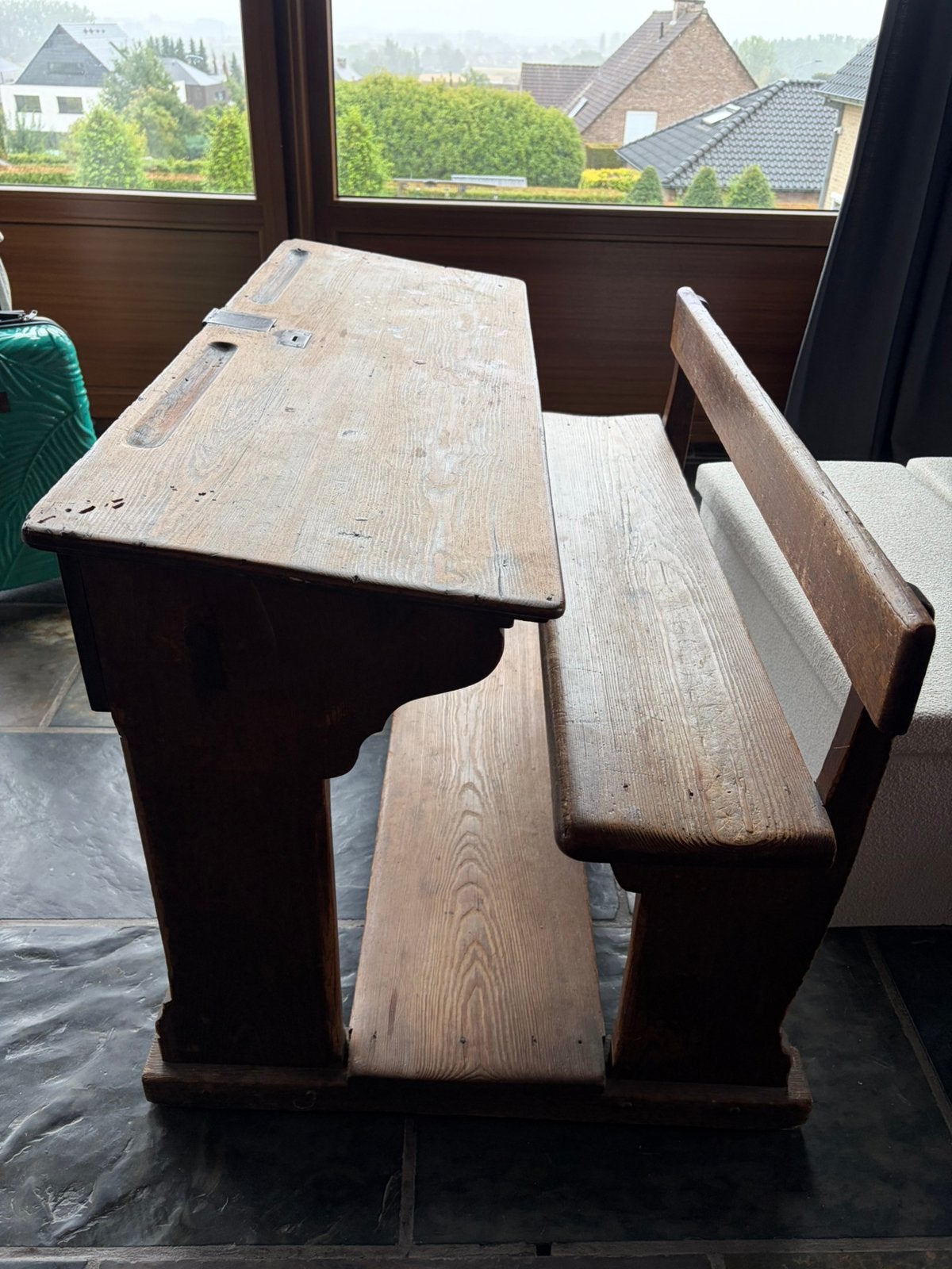Houten schoolbank, Ophalen