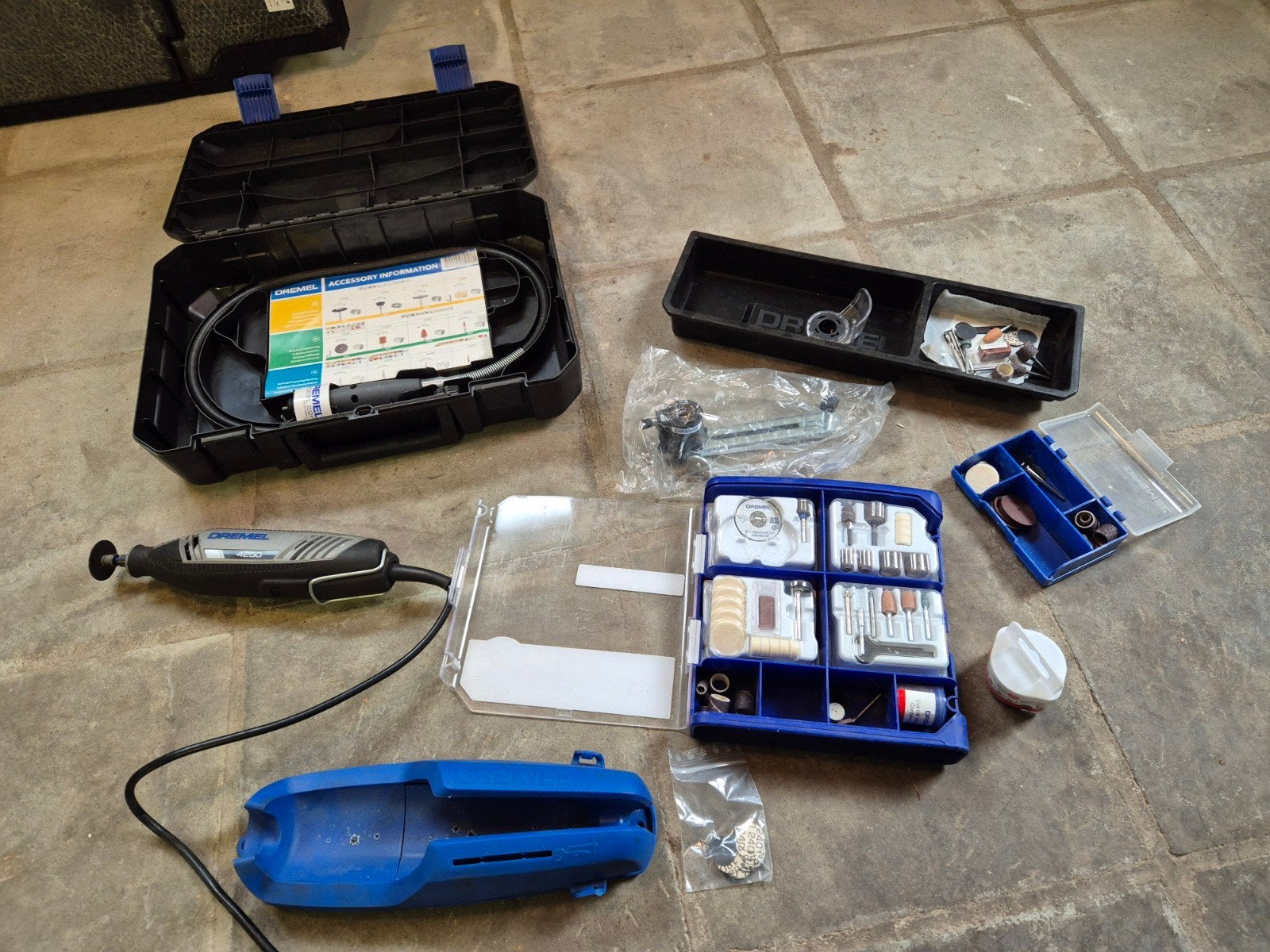 Dremel 4250 + accessoires + 13 doorslijpschijven, Doe-het-zelf en Bouw, Gereedschap | Handgereedschap, Ophalen, Gebruikt, Multitool