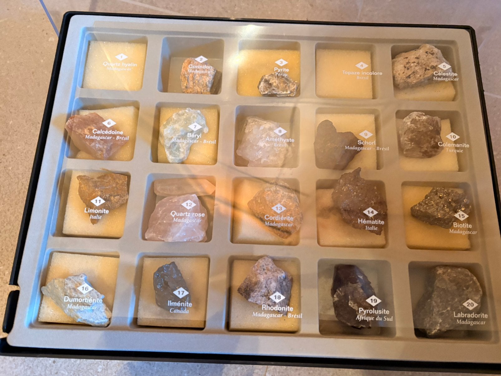 3 dozen met mineralenstenen, Ophalen, Mineraal