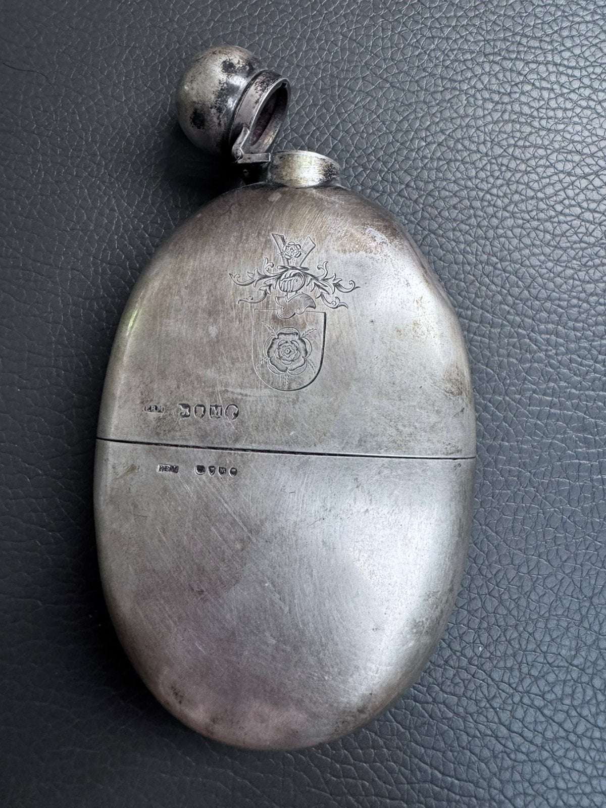 Ziveren heupfles  - familiewapenschild  Birmingham 1879, Enlèvement, Argent