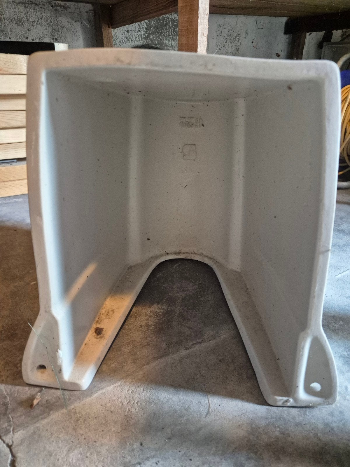 cache-tuyaux pour un lavabo suspendu de salle de bain., Enlèvement