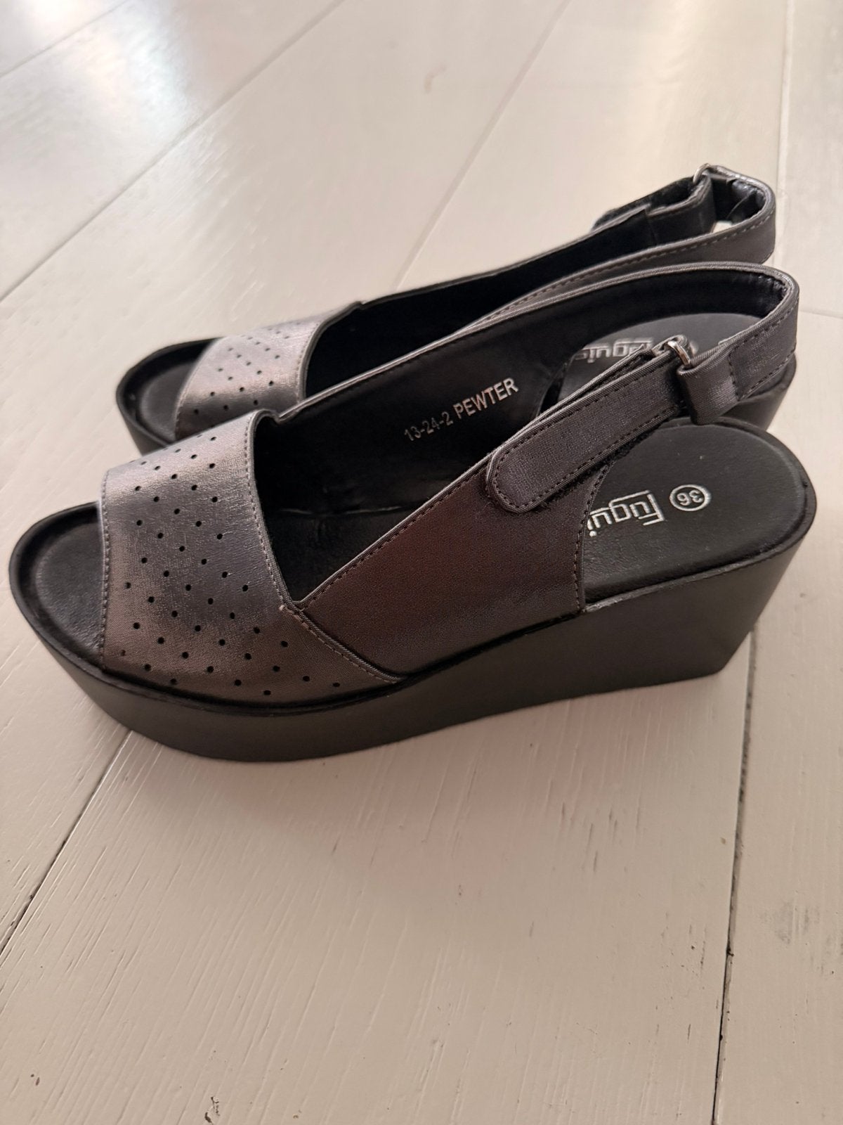 Stijlvolle pewter sandalen met sleehak - Maat 36, Vêtements | Femmes, Enlèvement, Comme neuf