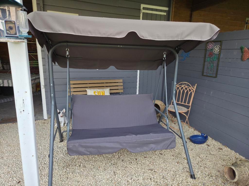 Mooie tuinbankschommel met zonnedak – direct klaar voor gebr, Ophalen
