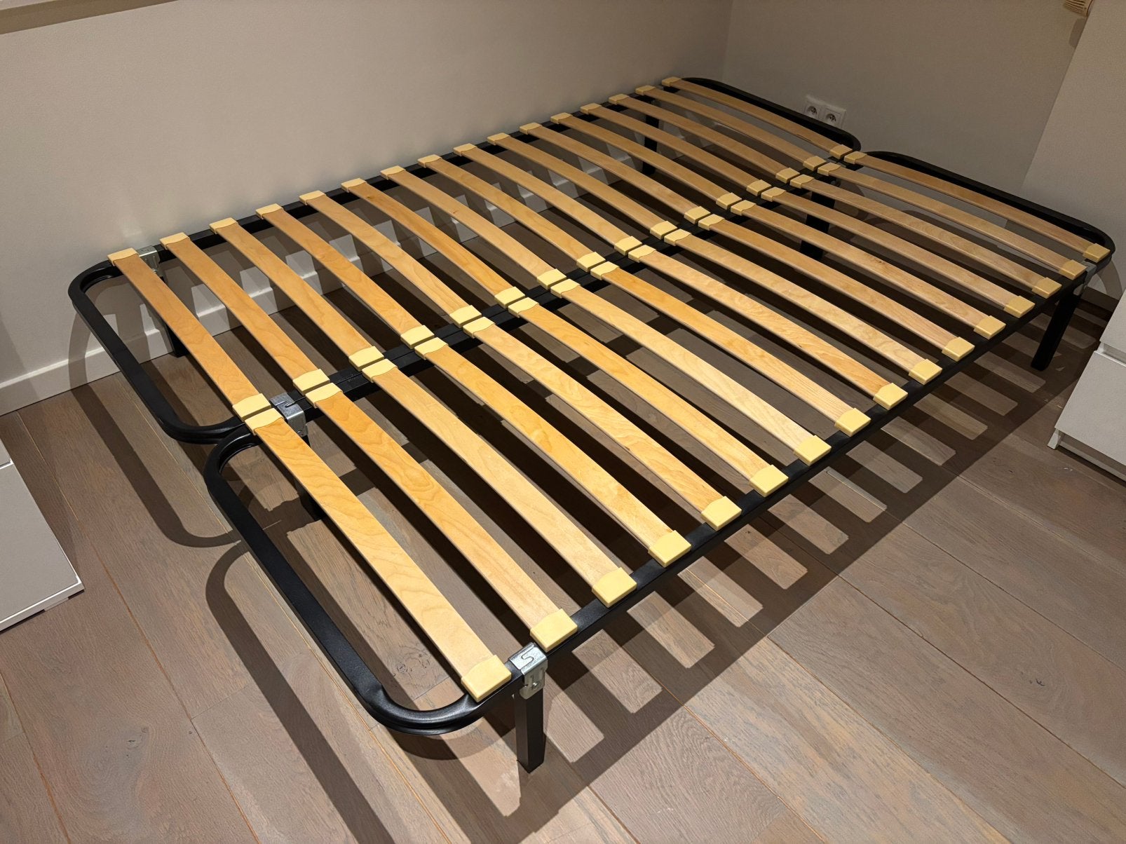 Ikea metalen bedframe met houten lattenbodem, Ophalen, Tweepersoons, 140 cm, Zo goed als nieuw