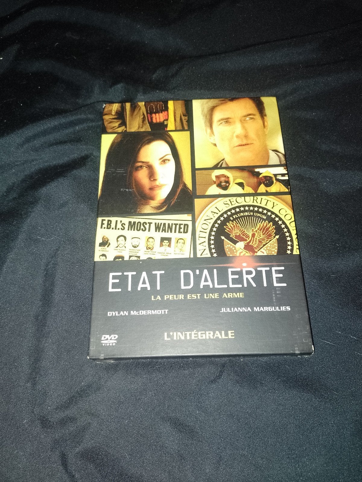 A vendre en coffret dvd l'intégral de la série État d'alerte, CD & DVD, DVD | TV & Séries télévisées, Comme neuf, Comprend un boîtier