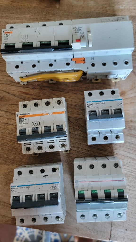 Differentialen en stroomonderbrekers, Doe-het-zelf en Bouw, Elektriciteit en Kabels, Ophalen, Gebruikt, Hager, Aardlekautomaat