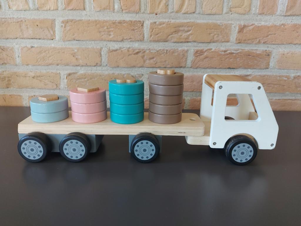 Camion en bois avec anneaux de tri k kid's concept, Enlèvement ou Envoi, Comme neuf, Jouet à Pousser ou Tirer