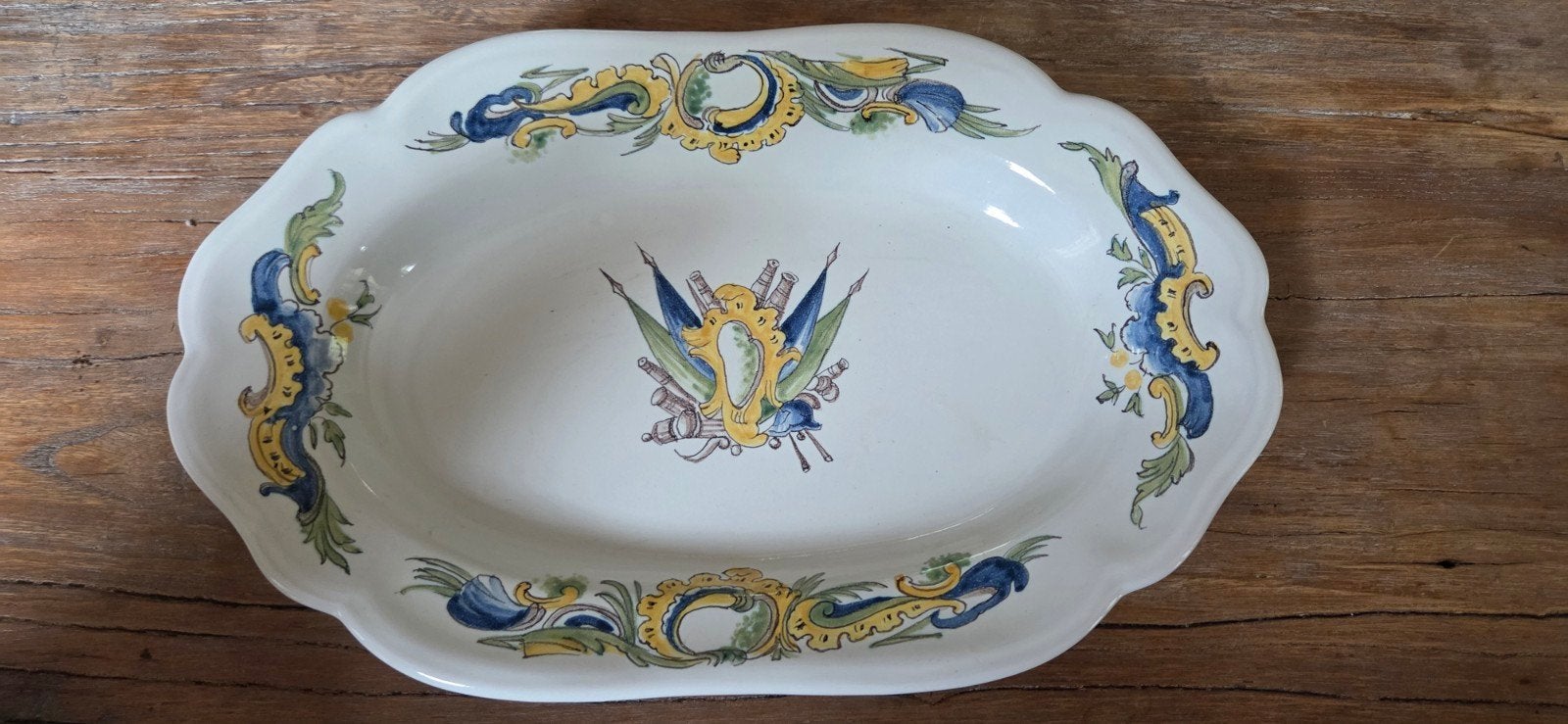 plat ovale/moustiers/ décor aux drapeaux, Enlèvement ou Envoi