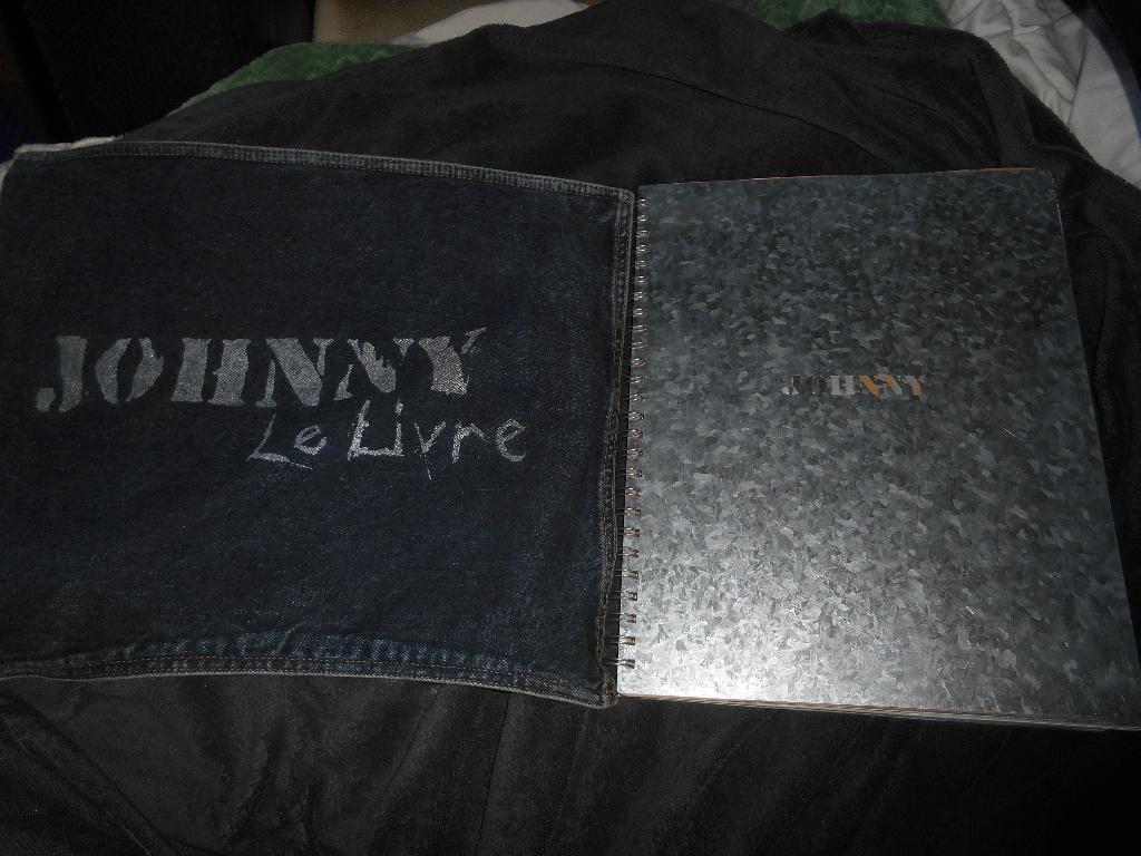 JOHNNY livre métal + CD + sac en jeans, Boeken, Muziek, Ophalen of Verzenden