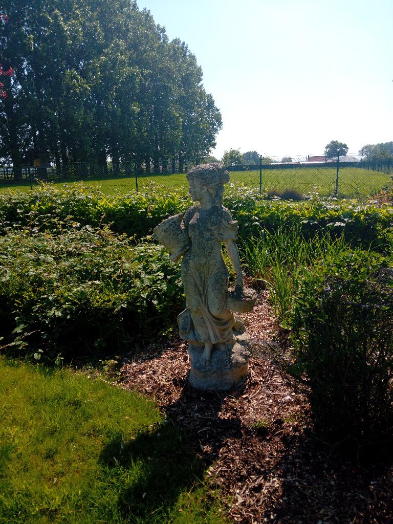 Mensenbeeld vrouw met bloemenmand, Tuin en Terras, Ophalen, Gebruikt, Beton, Mensenbeeld
