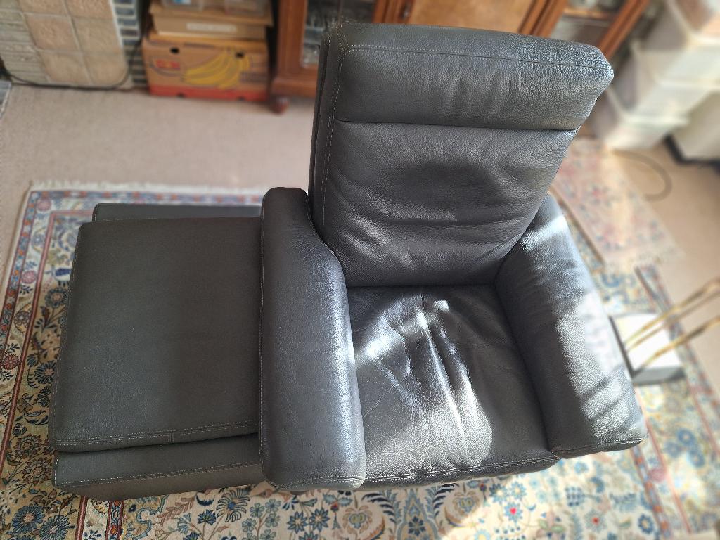 Lederen relaxzetel met bijpassend voetbankje, Ophalen, Gebruikt, Modern, 50 tot 75 cm