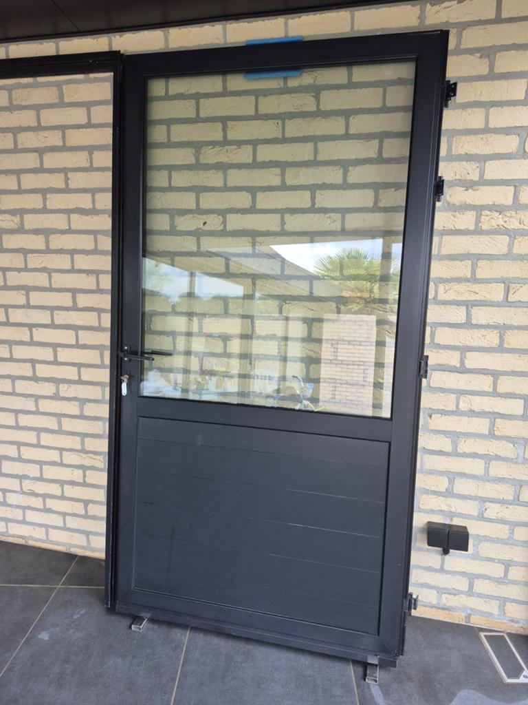 Aluminium buitendeur 2m15 op 1m10 ralkleur 9011, Ophalen, Aluminium