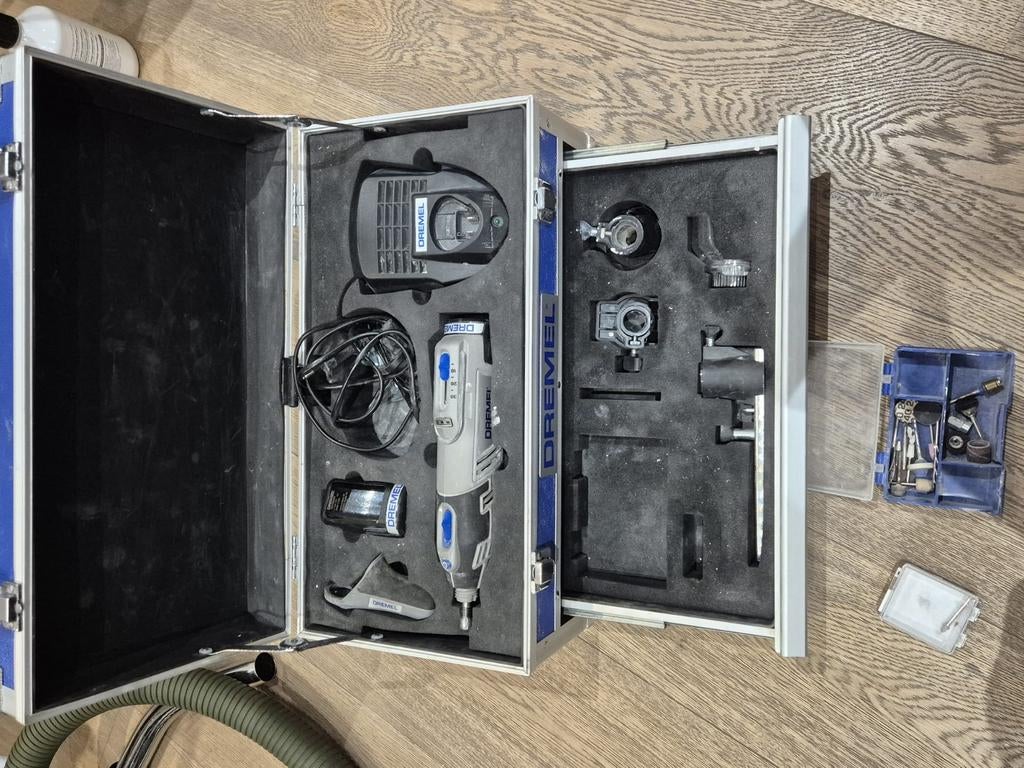 Dremel 8220 multitool + koffer + accessoires, Doe-het-zelf en Bouw, Gereedschap | Handgereedschap, Ophalen of Verzenden