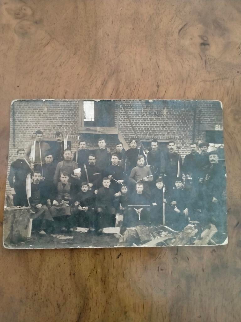 Oude foto klompenmakers Sinaai., Ophalen