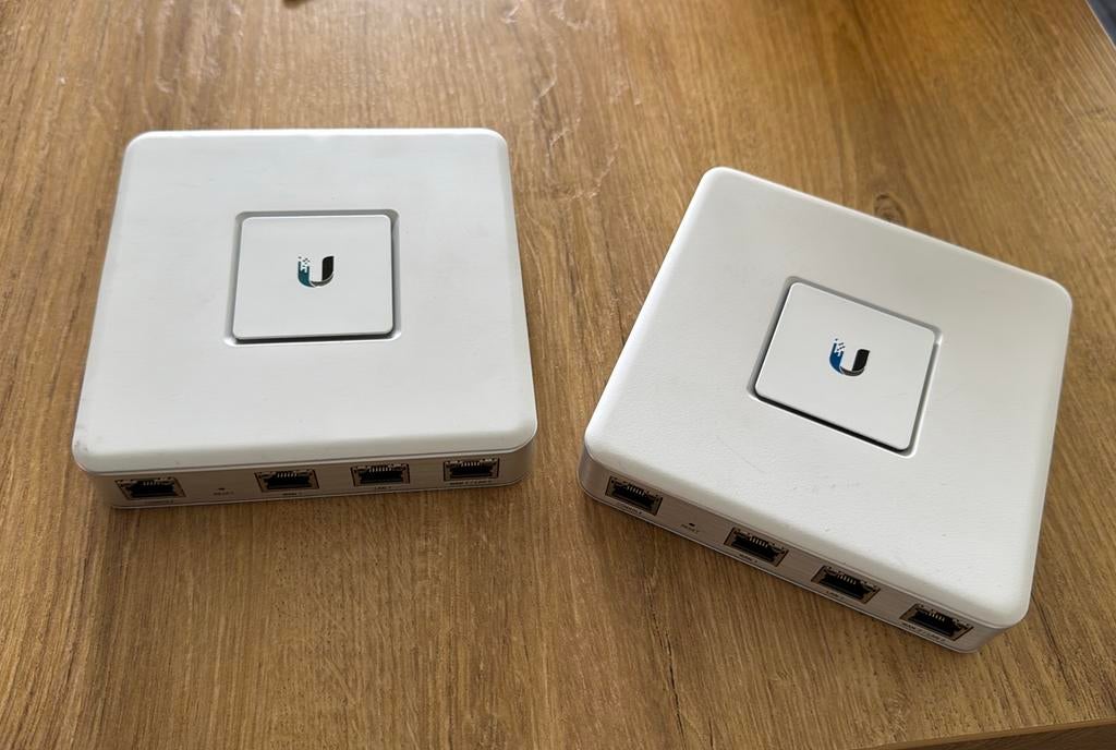 Ubiquiti USG routers (2 st), Computers en Software, Routers en Modems, Gebruikt, Router, Ophalen of Verzenden